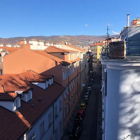 Vicino Al Centro アパート トリエステ