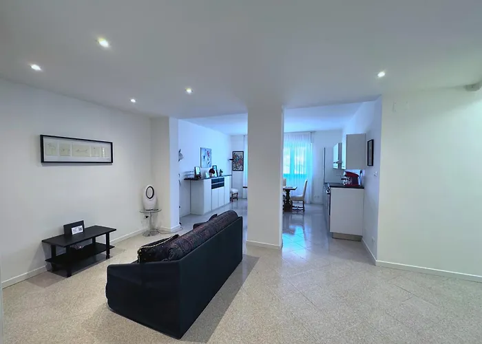 Vicino Al Centro * ترييستي